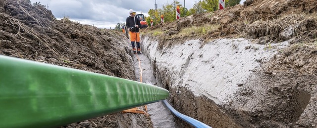 Derzeit graben Arbeiter mehrere Strae...re fr Glasfaserleitungen zu verlegen   | Foto: Armin Weigel (dpa)