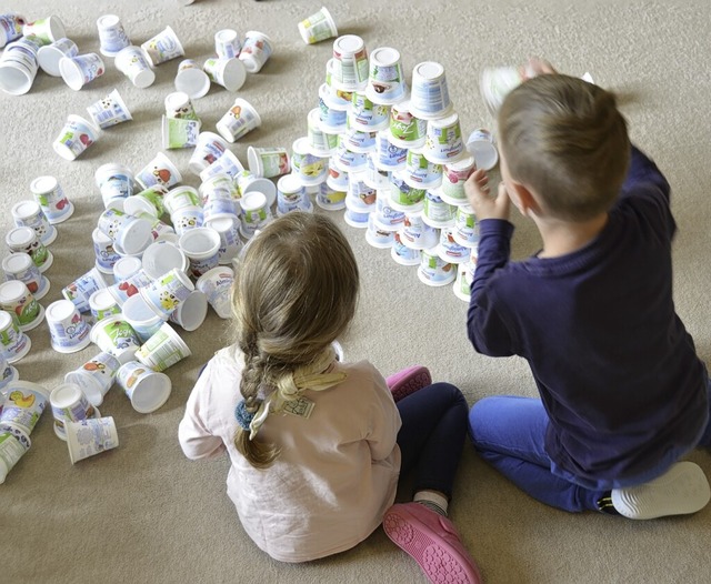 Es mssen nicht immer Baukltze sein: ...ie Kinder auch mal mit Joghurtbechern.  | Foto: Sophia Hesser