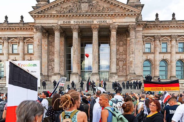 Protest gegen Corona-Manahmen vor dem Reichstag in Berlin  | Foto: Achille Abboud via www.imago-images.de