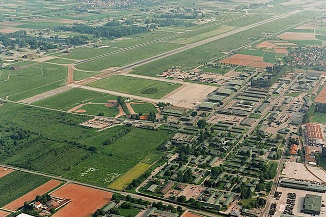Ein Blick auf den Lahrer Flugplatz, als er noch militrisch genutzt wurde.  | Foto: Werner Schnleber