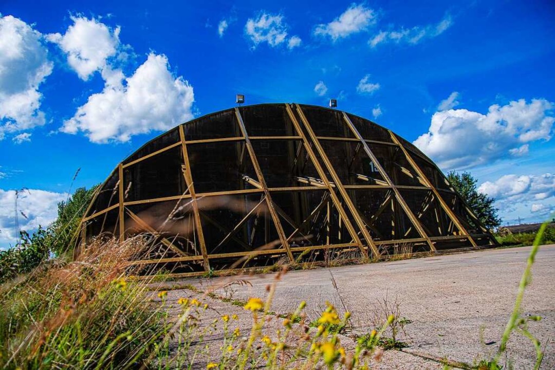 Eine Führung auf dem Militärflugplatz erkundet Lahrs nukleare