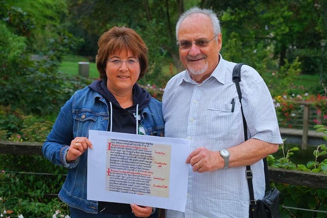 Petra Maier und Gerd Schaupp mit einer Kopie des Lorscher Codex  | Foto: Martin Pfefferle
