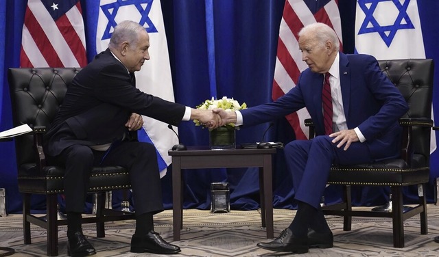 Netanjahu mit Biden (rechts) bei einem kurzen Treffen in New York.  | Foto: Susan Walsh (dpa)