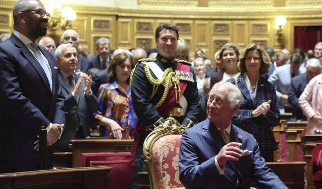 Charles III. vor seiner Rede im franzsischen Senat  | Foto: EMMANUEL DUNAND (AFP)