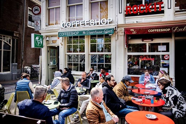Coffeeshops in den Niederlanden mit Cannabis-Angebot sind legendr.  | Foto: IMAGO/Ramon van Flymen