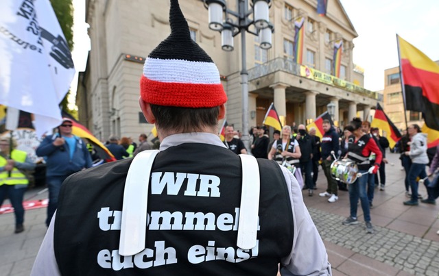 Deutschlandfahnen und die Farben des D... Mtze: eine AfD-Demo im Mai in Weimar  | Foto: Martin Schutt (dpa)