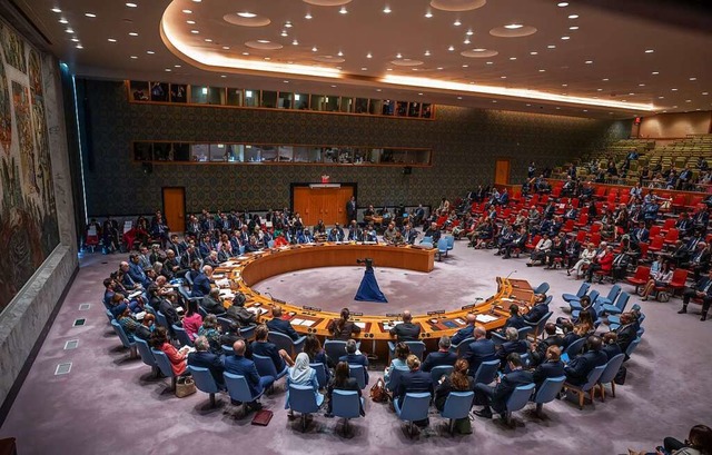 der UN-Sicherheitsrat mit seinem markanten Hufeisentisch  | Foto: Michael Kappeler (dpa)