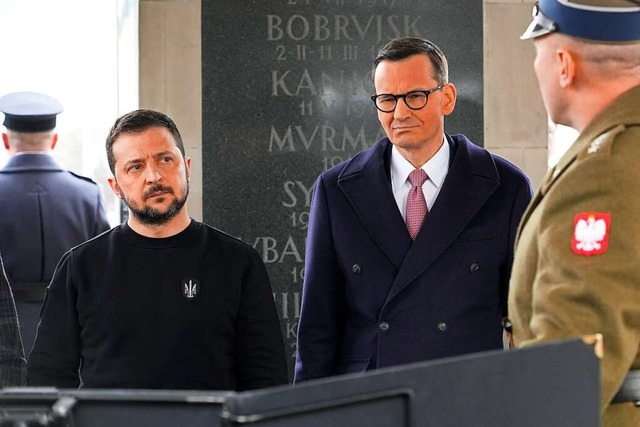 Wolodymyr Selenskyj (l), Prsident der...am Grab des Unbekannten Soldaten teil.  | Foto: Czarek Sokolowski (dpa)