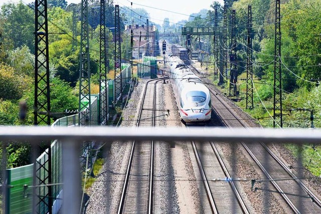 Die BI Bahn sieht die Menschen in der ... der Bestandsstrecke,  zu verhindern.   | Foto: Siegfried Gollrad