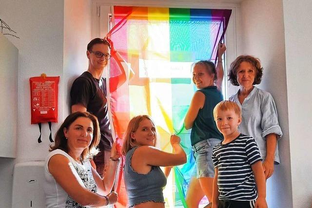 Familienzentrum in Grenzach setzt Zeichen mit LGBTQ-Flagge