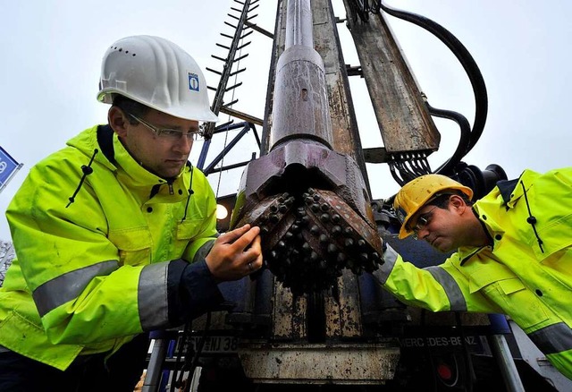 Mitarbeiter einer Spezialfirma bereite...rkopf fr eine Geothermie-Bohrung vor.  | Foto: Boris Roessler