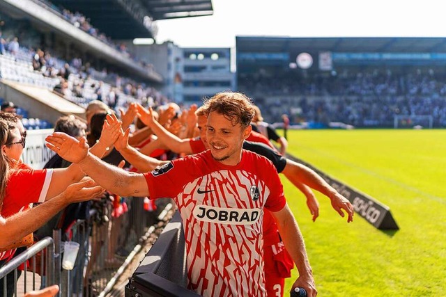 Abklatschen nach dem ersten Sieg: Die SC-Spieler in Bielefeld.  | Foto: IMAGO/Eibner-Pressefoto/Fabio Deinert