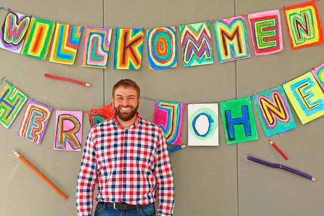 Einen bunten Einstand bescherten die Kinder dem neuen Schulleiter Marco Johner.  | Foto: Verena Pichler