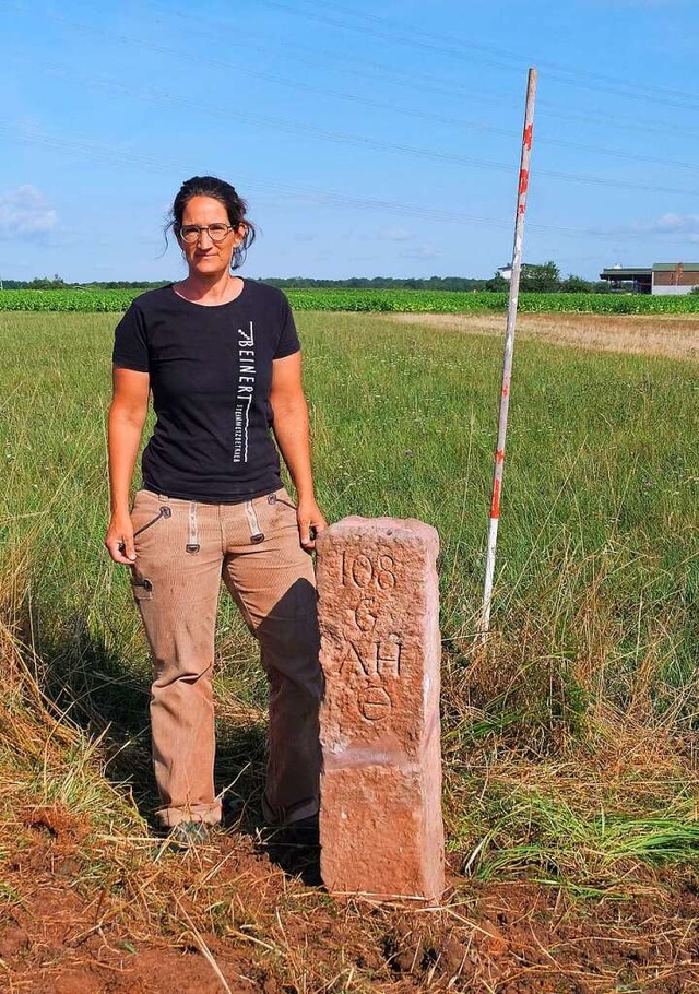 Die Steinmetz- und Steinbildhauerin Cl...t dem von ihr restaurierten Grenzstein  | Foto: Gerhard Gmeiner