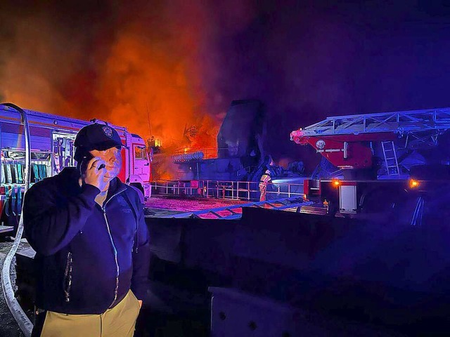 Auf diesem von Michail Raswoschajew,  ...nnenden Werft auf der Krim aufsteigen.  | Foto: Uncredited (dpa)