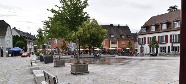Breisachs Marktplatz ist mit beweglichen Bnken und Bumen bestckt.  | Foto: Thomas Rhenisch