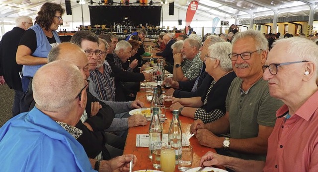 Auch zahlreiche Rentner und Familien f...itagmittag das Zelt des Winzerfestes.   | Foto: Herbert Frey