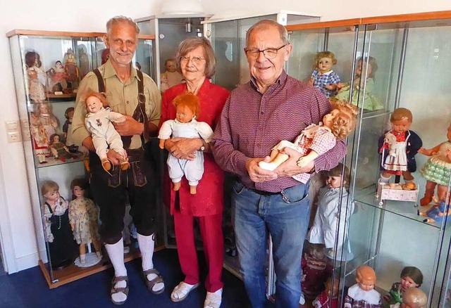 Bernd Ruffert, Anita Ldtke und Hans-J...t (von links) mit ihren Puppenkindern.  | Foto: Hans Jrgen Kugler