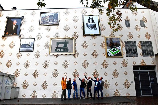 Gruppenbild ohne Dame vor der  neu gestalteten Luger-Fassade  | Foto: Barbara Ruda