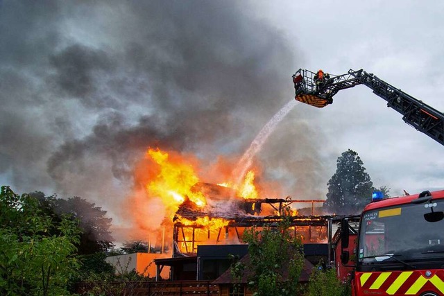 Anfang August brannte in Wintzenheim eine Ferienunterkunft nieder.  | Foto: Patrick Kerber (dpa)
