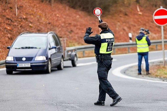 Bayerische Grenzpolizisten kontrollier... Personen und Autos an der Autobahn 6.  | Foto: Daniel Lb (dpa)