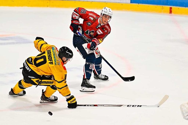 Diesen  Pass von  Nick Master (rechts)...er Christian Ehrhoff nicht verhindern.  | Foto: Stephan Eckenfels