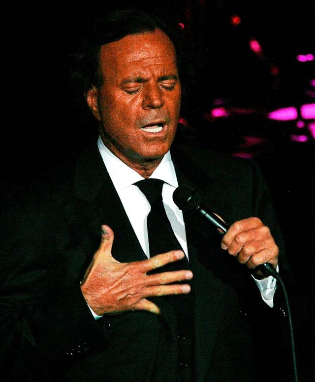 Julio Iglesias in typischer Pose.  | Foto: imago