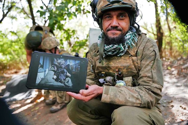 Der ukrainische Frontsoldat Igor  vermisst seine beiden Hunde.  | Foto: Till Mayer
