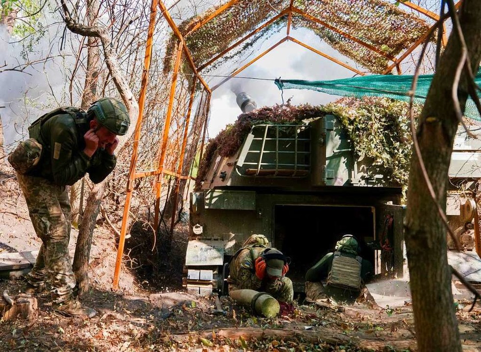 Eine Gvodzika der ukrainischen Armee feuert an der Bachmut-Front.  | Foto: Till Mayer