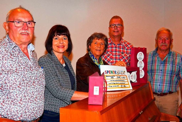 Ernst Lickert, Susann Binz, Beate Endr...f Knpfle freuen sich ber die Spende.  | Foto: Eva Korinth