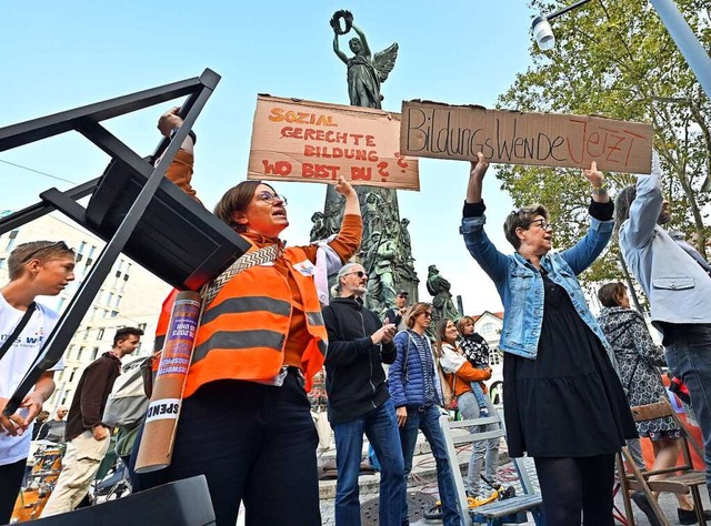 Rund 200 Menschen haben in Freiburg fr bessere Bildung protestiert.   | Foto: Michael Bamberger