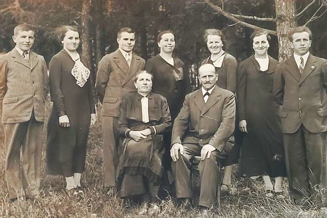 Die Familie von Adolf Kuster (vorne) am Anfang des 20. Jahrhunderts.  | Foto: Repro: Stefan Mertlik
