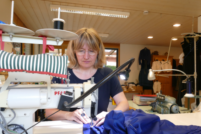 In Simonswald arbeitet eine der letzten Trachtenschneiderinnen Sdbadens
