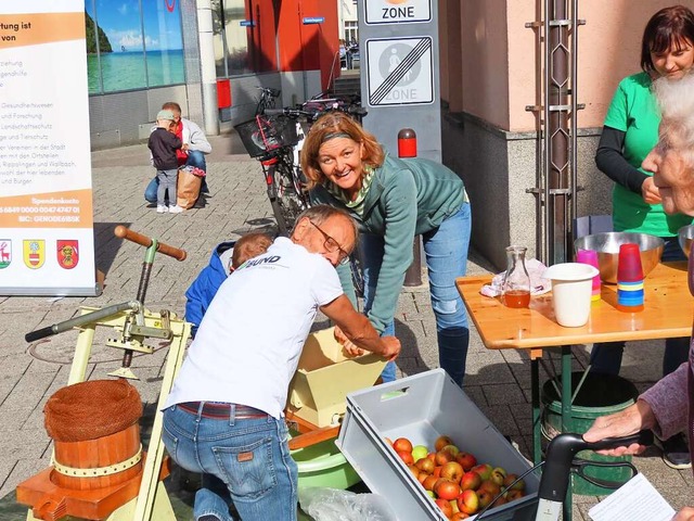 Am Fairen Stadtfest gab es frisch gepressten Apfelsaft von heimischen pfeln.  | Foto: Gerd Leutenecker