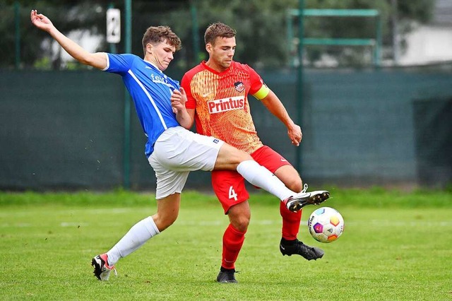 Noah Schaub luchst hier dem Elgersweie...n Tobias Scheewe (rechts) den Ball ab.  | Foto: Wolfgang Knstle