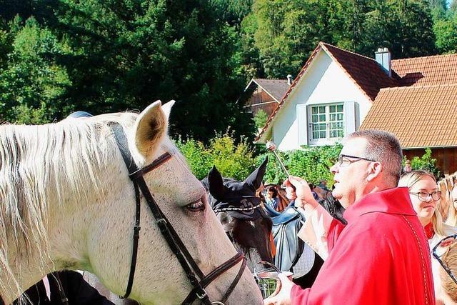 Beim Landelinsfest in Ettenheimmünster sind Ross und Reiter gesegnet worden
