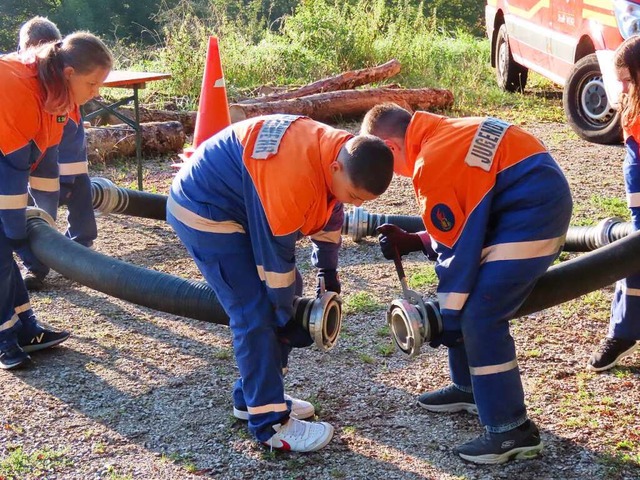 Die 300 Jugendfeuerwehrleute mussten zwlf Aufgaben lsen.  | Foto: Gerd Leutenecker