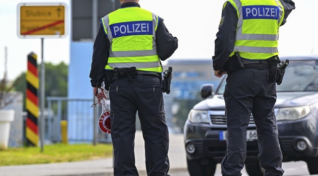 Beamte der  Bundespolizei im Frhsomme...chen Grenzbergang in Frankfurt (Oder)  | Foto: Patrick Pleul (dpa)