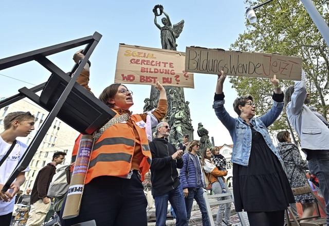 200 Lehrerinnen und Lehrer haben am Samstag in Freiburg demonstriert.  | Foto: Michael Bamberger