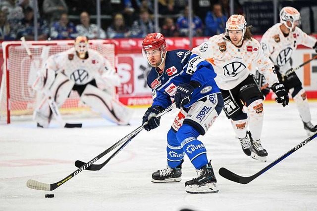 Tyson Spink brachte den Puck im Heimsp...bereits nach 33 Sekunden im Tor unter.  | Foto: IMAGO/Eibner-Pressefoto/Sven Laegler