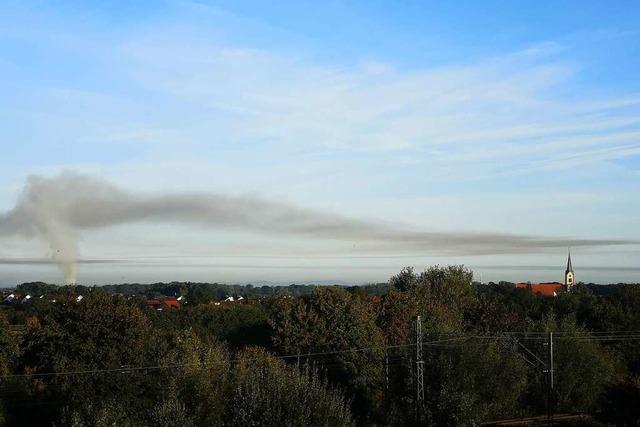 In Offenburg-Windschläg brennen etwa 200 Heuballen – starke Rauchentwicklung