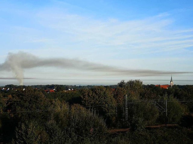 Die Rauchwolke zieht ber Windschlg in Richtung Renchtal  | Foto: Ralf Burgmaier