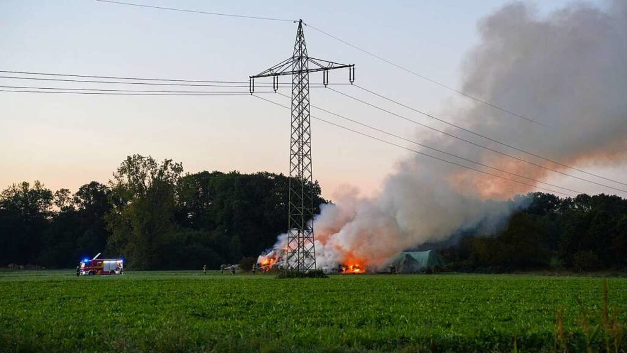 Kurz nach 6.30 Uhr gerieten die Heuballen in Brand.  | Foto: Einsatz-Report24