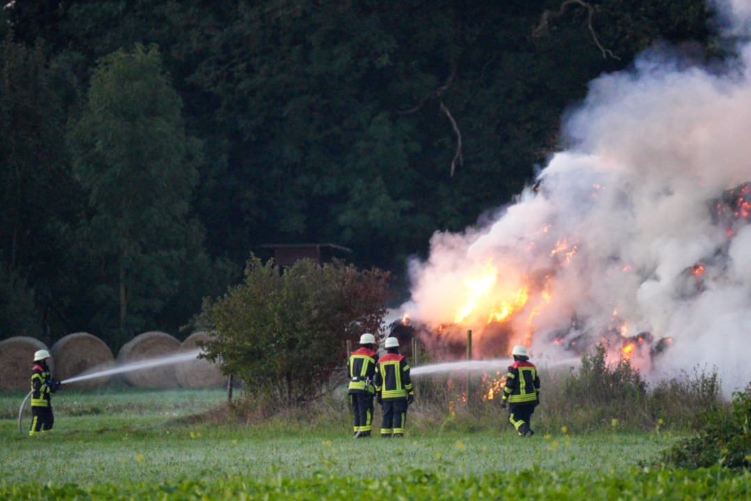 Die Feuerwehr im Einsatz mit Tanklschfahrzeug.  | Foto: Einsatz-Report24