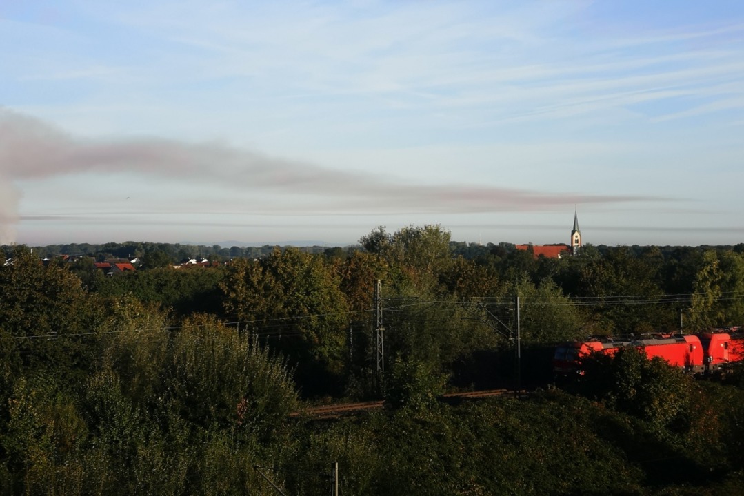 Blick von der Willy-Brand-Brcke ber ...Richtung Windschlg auf die Rauchwolke  | Foto: Ralf Burgmaier