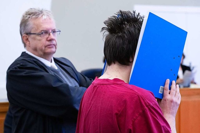 Der Angeklagte Jan P. wird in den Verh...Daneben steht sein Anwalt Henner Maa.  | Foto: Boris Roessler (dpa)
