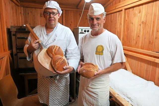 Ihr Produkt ist der absolute Renner au...echt Kleiser zeigen das begehrte Brot.  | Foto: Heidrun Simoneit
