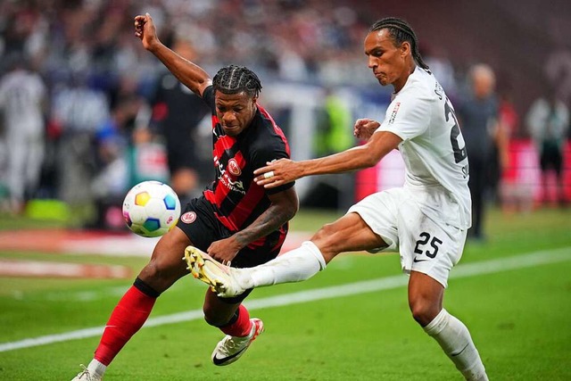 Frankfurts Jessic Ngankam (l) und Frei...Kiliann Sildillia kmpfen um den Ball.  | Foto: Thomas Frey (dpa)