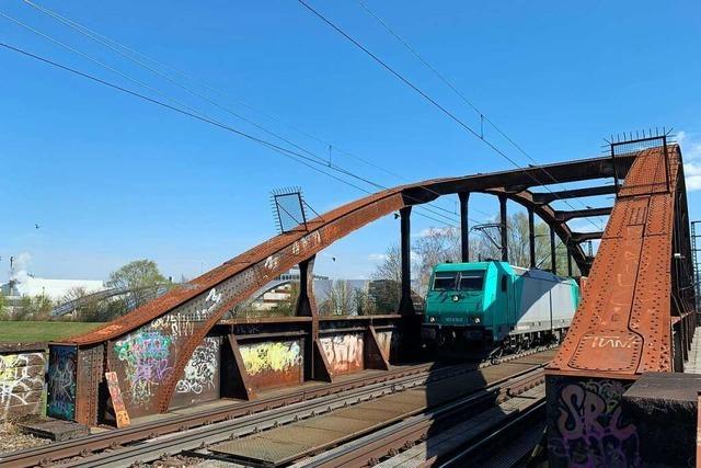 31-Jähriger an der Offenburger Kinzigbrücke von Güterzug erfasst und schwer verletzt