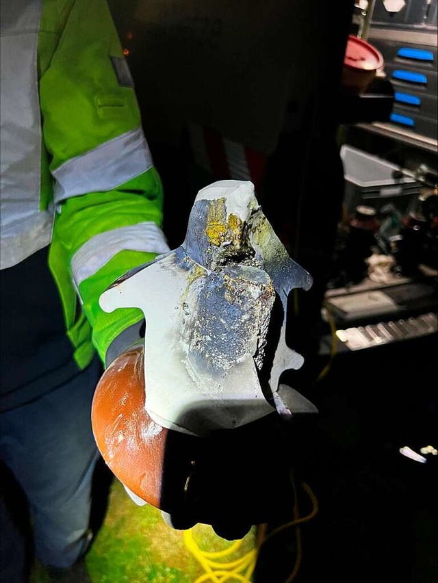Ein Rabe hatte am Sonntag einen Stroma... Das Bild zeigt den defekten Isolator.  | Foto: ED Netze GmbH